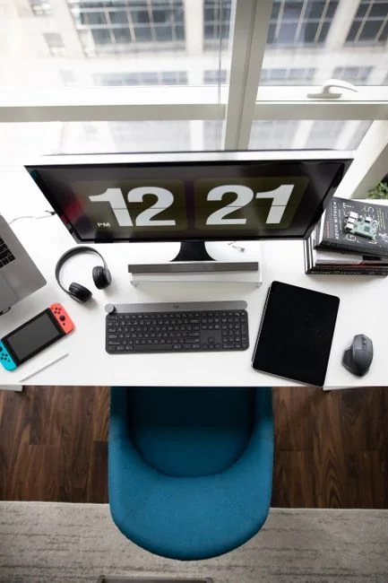Deux écrans sur un bureau, mettant en avant le web design dans un environnement de bureau moderne.