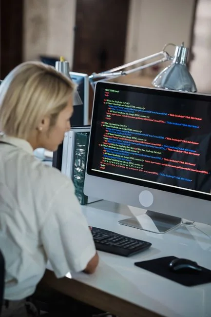 man-using-apple-computer-ieiuits149m